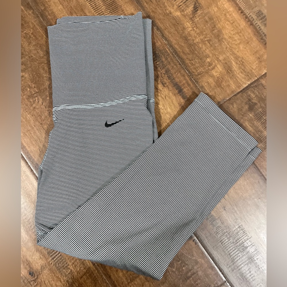 Nike Cropped Leggings - Black and White Stripes